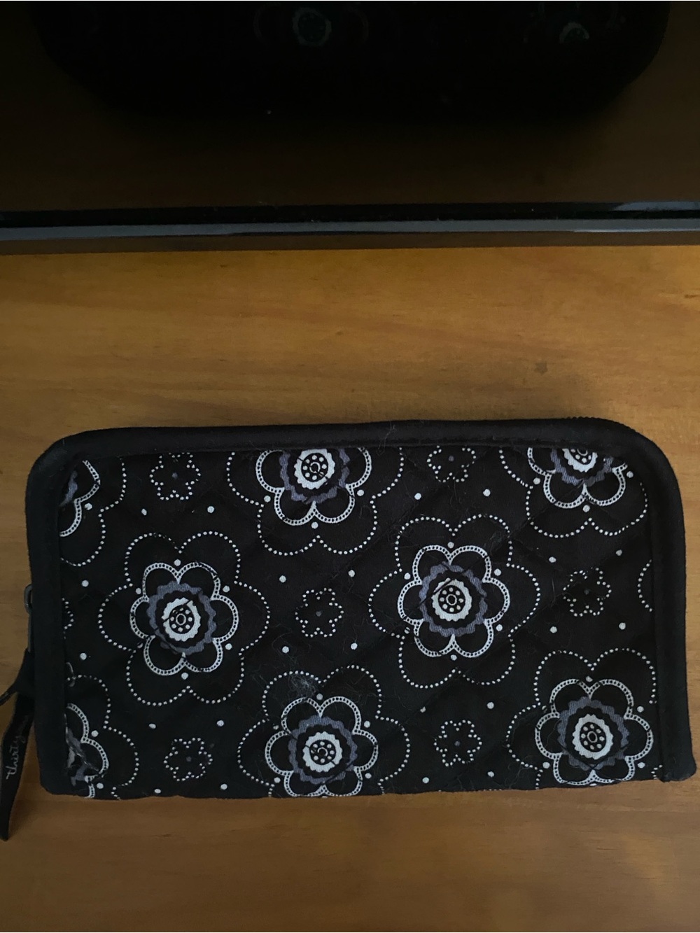 Thirty One Bland & White Onyx Blossom wallet